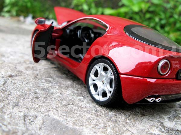 Alfa Romeo 8C Competizione Модель 1:24 Темно-красный