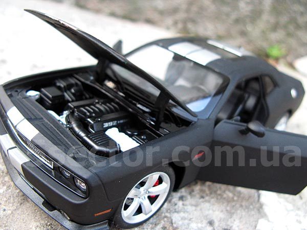 Dodge Challenger SRT 2012 Коллекционная модель 1:24