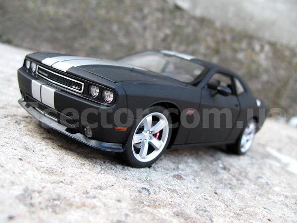 Dodge Challenger SRT 2012 Коллекционная модель 1:24