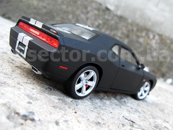 Dodge Challenger SRT 2012 Коллекционная модель 1:24