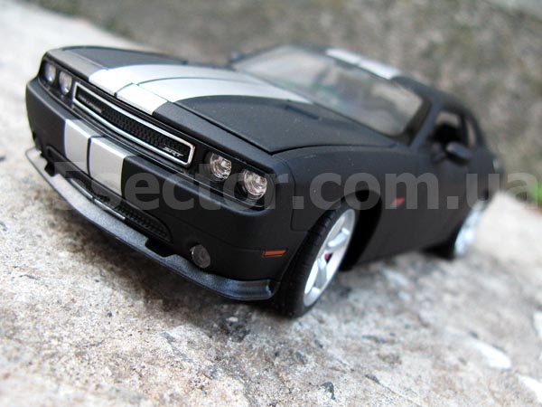 Dodge Challenger SRT 2012 Коллекционная модель 1:24