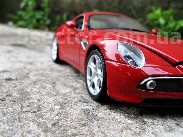 Alfa Romeo 8C Competizione Модель 1:24 Темно-красный