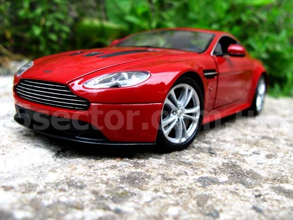 Aston Martin V12 Vantage 2010 Модель 1:24 Красный