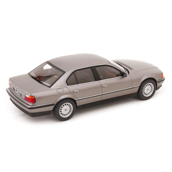 BMW 740i E38 1994 Модель 1:18 Серый