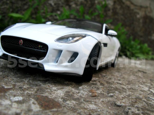 Jaguar F-Type Coupe Модель 1:24 Белый