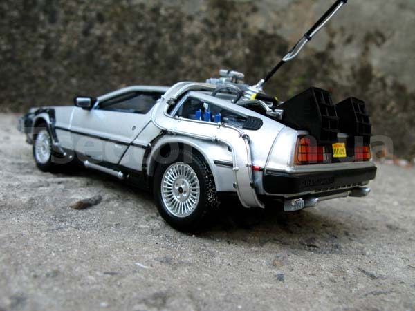 DeLorean DMC-12 Назад в будущее 1 Модель 1:24