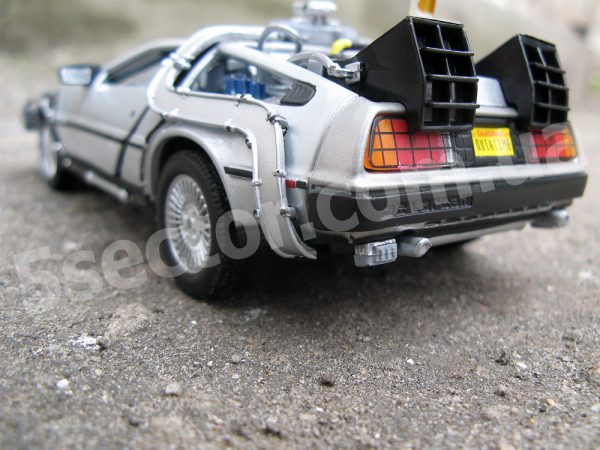 DeLorean DMC-12 Назад в будущее 2. Модель 1:24