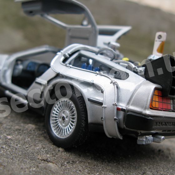 DeLorean DMC-12 Назад в будущее 2. Модель 1:24