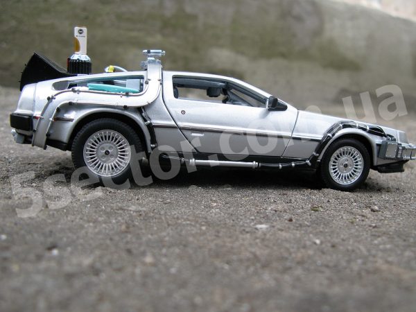 DeLorean DMC-12 Назад в будущее 2. Модель 1:24