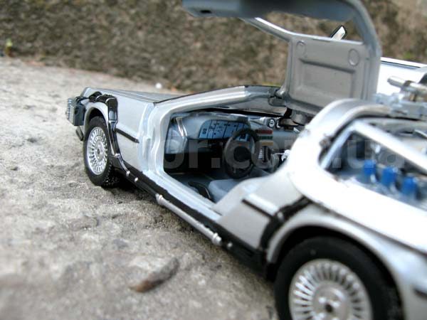 DeLorean DMC-12 Назад в будущее 1 Модель 1:24