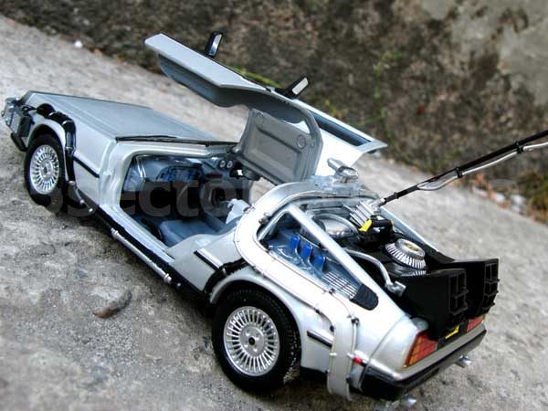 DeLorean DMC-12 Назад в будущее 1 Модель 1:24