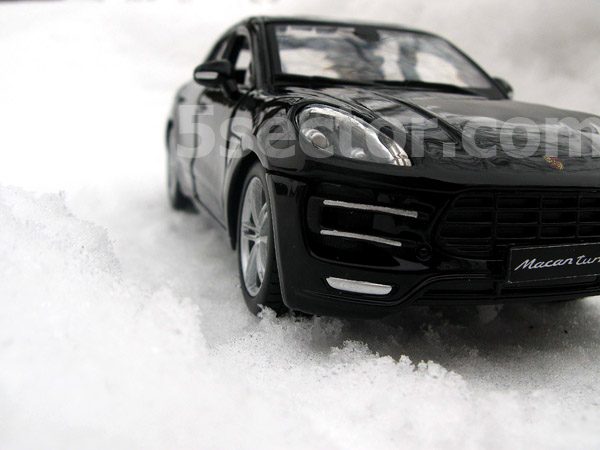 Porsche Macan Turbo Модель 1:24 Черный