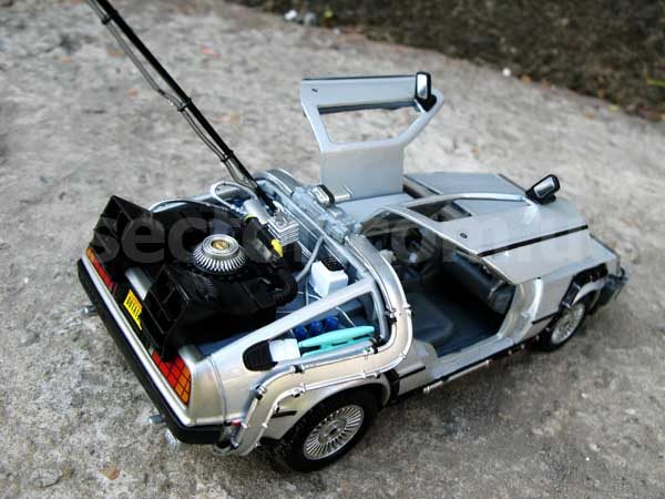 DeLorean DMC-12 Назад в будущее 1 Модель 1:24