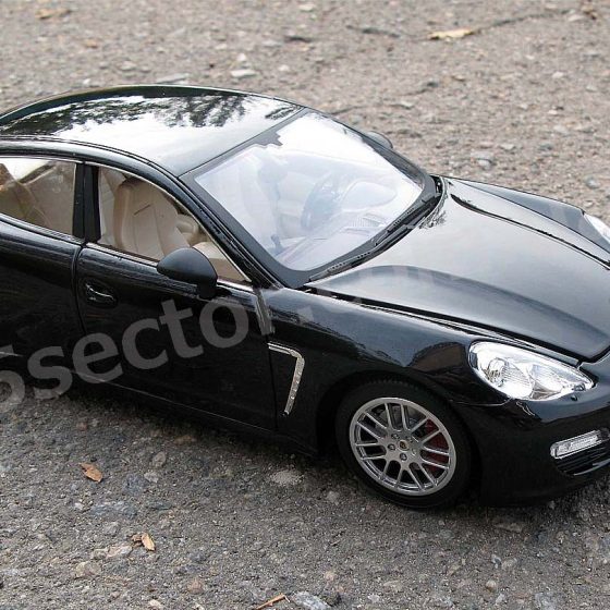 Porsche Panamera Коллекционная модель 1:18 Черный