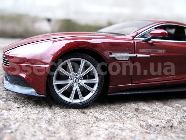 Aston Martin Vanquish Коллекционная модель 1:24