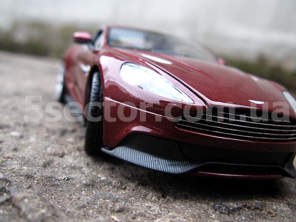 Aston Martin Vanquish Коллекционная модель 1:24