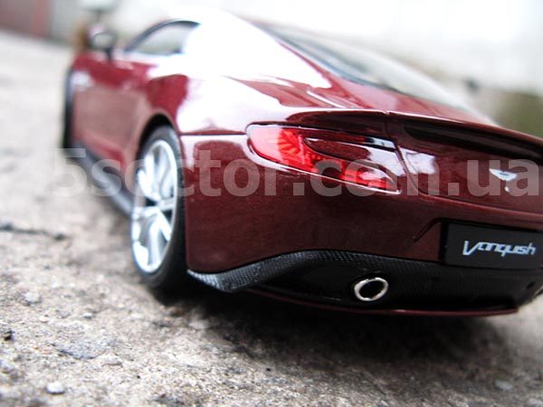 Aston Martin Vanquish Коллекционная модель 1:24