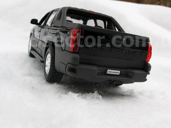 Chevrolet Avalanche 2002 Коллекционная модель 1:24