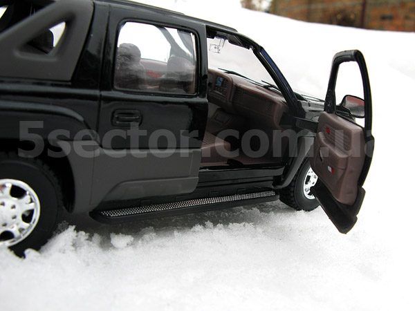 Chevrolet Avalanche 2002 Коллекционная модель 1:24