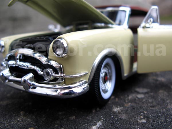 Packard Caribbean 1953 Модель 1:24 Кремовый