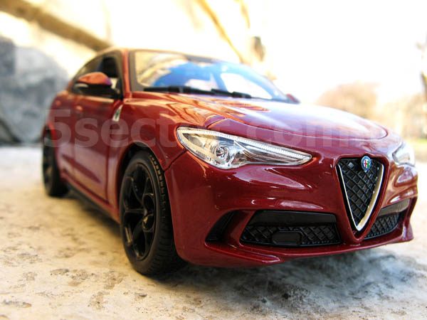 Alfa Romeo Stelvio Коллекционная модель 1:24