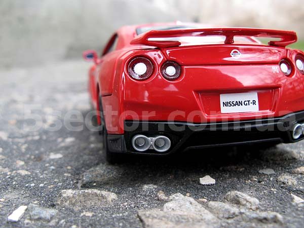 Nissan GT-R 2017 Модель 1:24 Красный