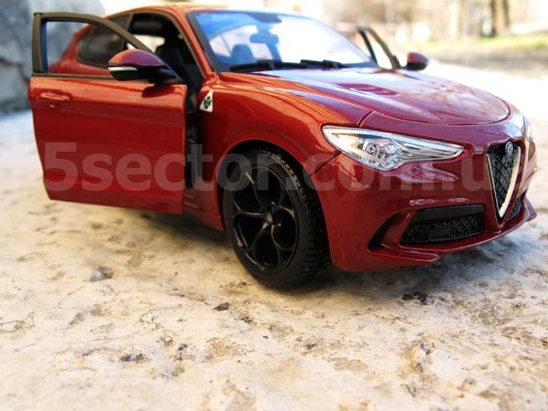 Alfa Romeo Stelvio Коллекционная модель 1:24