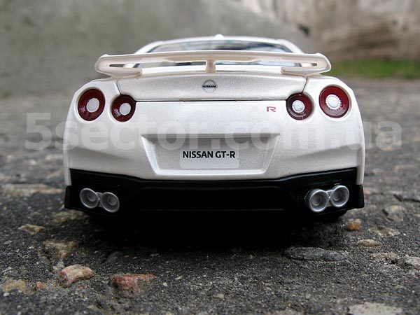 Nissan GT-R Коллекционная модель автомобиля 1:24