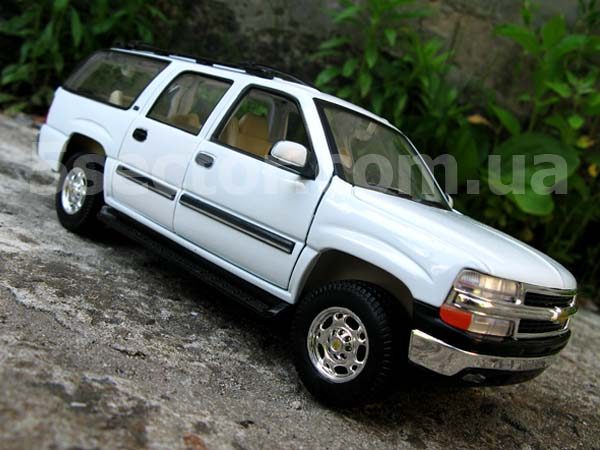 Chevrolet Suburban 2001 Коллекционная модель 1:24