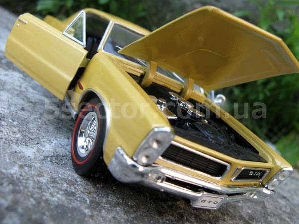 Pontiac GTO 1965 Коллекционная модель 1:24 Желтый