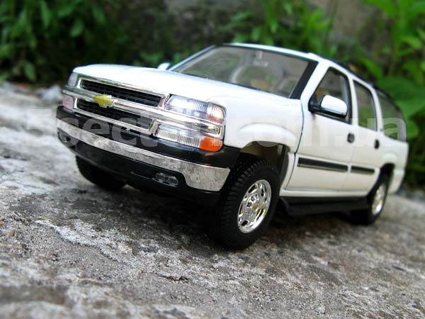 Chevrolet Suburban 2001 Коллекционная модель 1:24