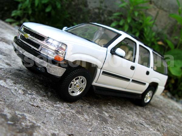 Chevrolet Suburban 2001 Коллекционная модель 1:24