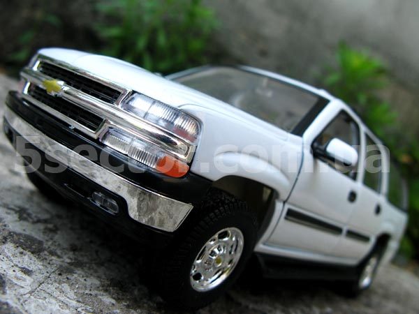 Chevrolet Suburban 2001 Коллекционная модель 1:24