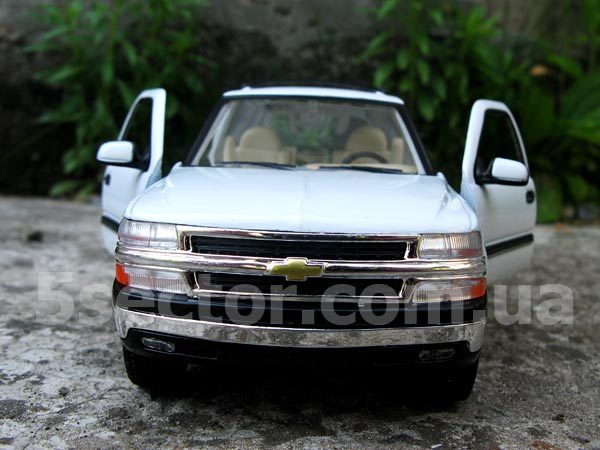 Chevrolet Suburban 2001 Коллекционная модель 1:24