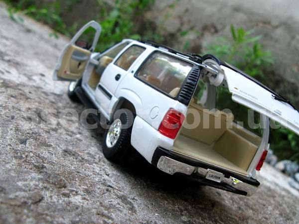 Chevrolet Suburban 2001 Коллекционная модель 1:24