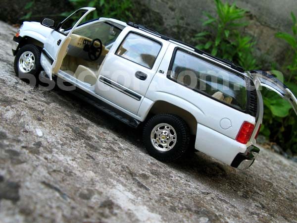 Chevrolet Suburban 2001 Коллекционная модель 1:24