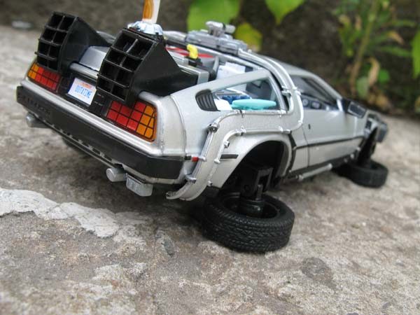 DeLorean DMC-12 Назад в будущее 2 Flying Wheel Version Модель 1:24