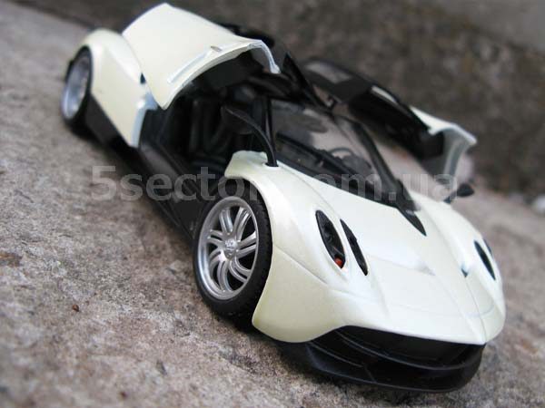 Pagani Huayra Коллекционная модель 1:24 Белый