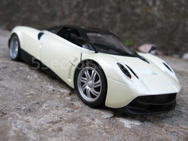 Pagani Huayra Коллекционная модель 1:24 Белый