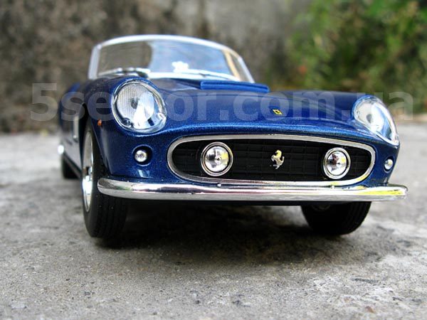 Ferrari 250 GT California Коллекционная модель 1:24