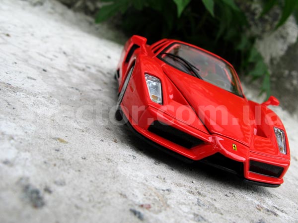 Ferrari Enzo Коллекционная модель 1:24