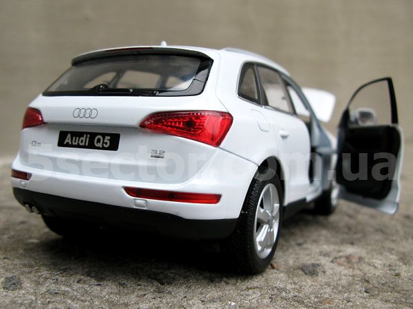 Audi Q5 Коллекционная модель 1:24 Белый