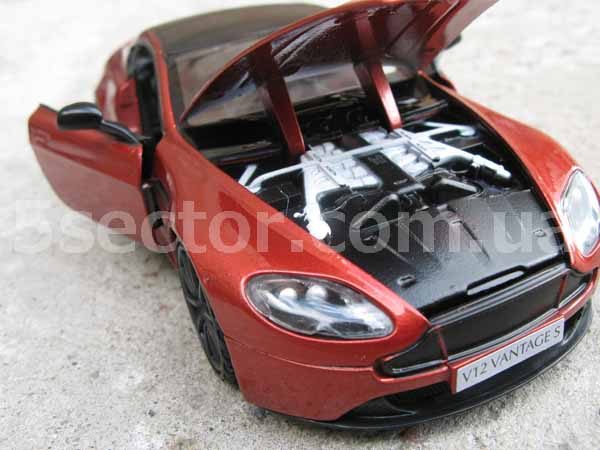 Aston Martin V12 Vantage S Коллекционная модель 1:24