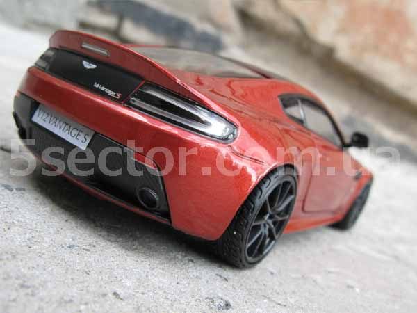 Aston Martin V12 Vantage S Коллекционная модель 1:24