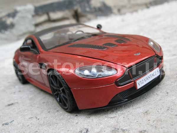 Aston Martin V12 Vantage S Коллекционная модель 1:24