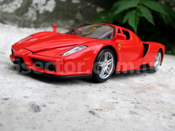 Ferrari Enzo Коллекционная модель 1:24