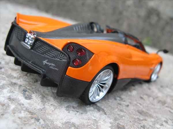 Pagani Huayra Roadster Модель автомобиля 1:24