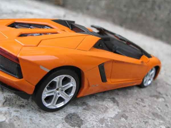 Lamborghini Aventador Roadster Коллекционная модель 1:24