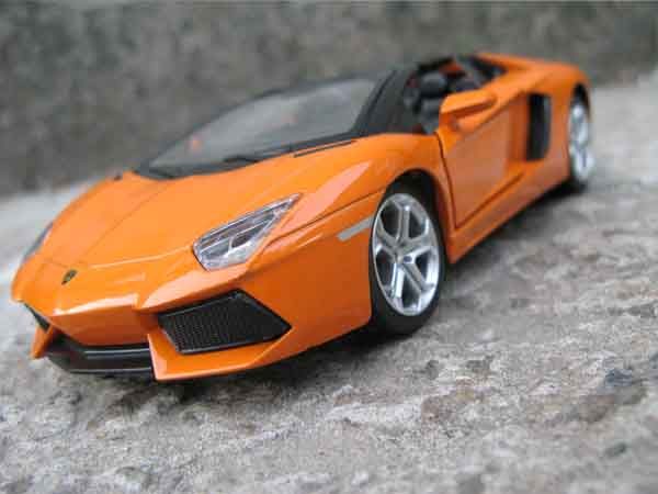 Lamborghini Aventador Roadster Коллекционная модель 1:24