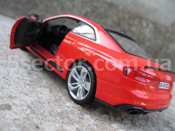 Audi RS 5 Coupe Коллекционная модель 1:24